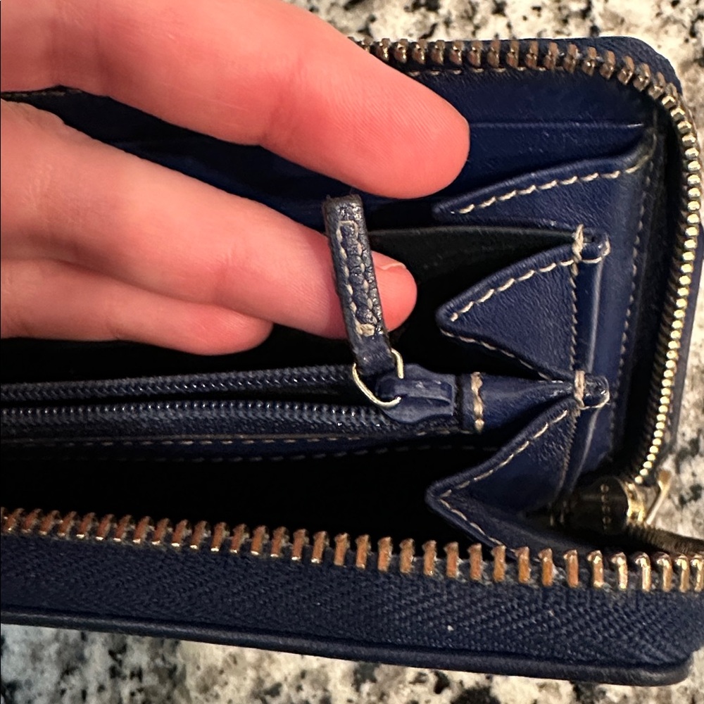 Gucci Beige and Navy Zip Wallet with Americana Logo - Picture 11 of 14